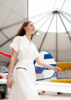 Белое женское кимоно Изображение Белое женское кимоно