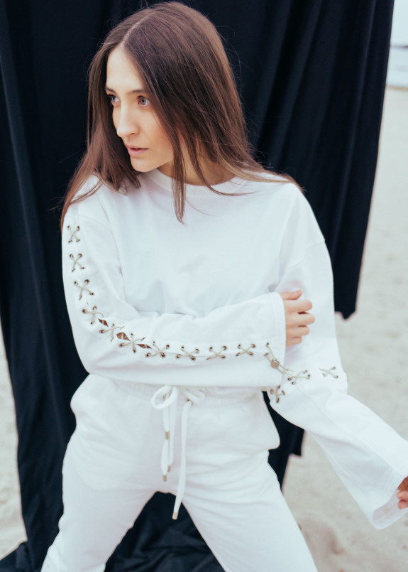 Женский костюм с завязками Изображение Женский костюм с завязками