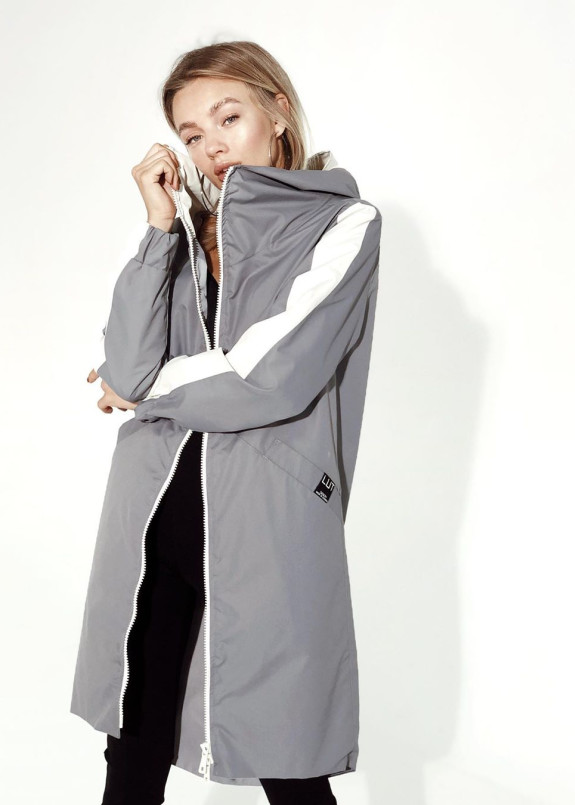 Удлиненная черно-серая женская ветровка Изображение Удлиненная черно-серая женская ветровка