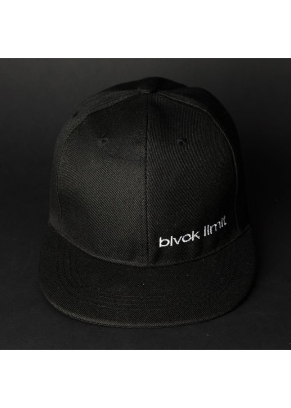 Снепбек мужской с белой вышивкой BLVCK LIMIT черный Изображение Снепбек мужской с белой вышивкой BLVCK LIMIT черный