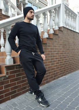 Спортивные утепленные штаны чёрного цвета Изображение Спортивные утепленные штаны чёрного цвета