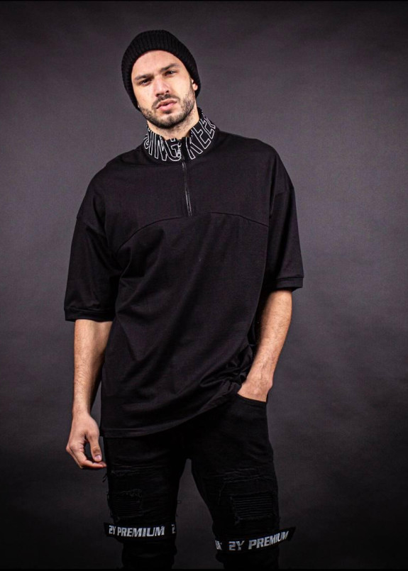 Футболка черная с текстом на горловине MFStore Изображение Футболка черная с текстом на горловине MFStore