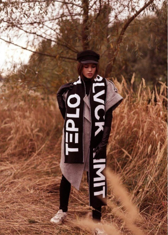 Шарф женский с принтом TEPLO черный Изображение Шарф женский с принтом TEPLO черный