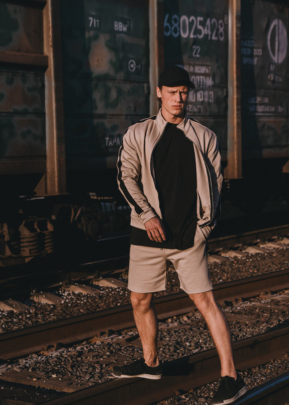 Мужская бежевая толстовка спортивного кроя Изображение Мужская бежевая толстовка спортивного кроя