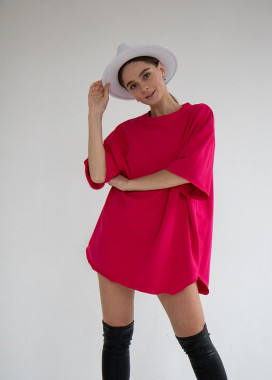 Футболка малиновая  оверсайз с необработанным краем Изображение Футболка малиновая  оверсайз с необработанным краем