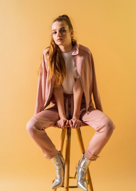 Женский костюм в пудровом цвете Изображение Женский костюм в пудровом цвете