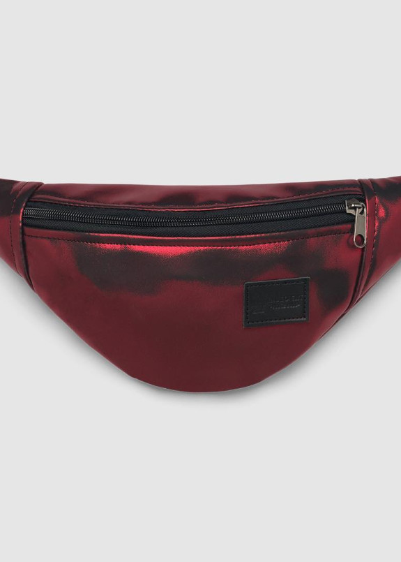 Бордовая блестящая бананка на одно отделение Изображение Бордовая блестящая бананка на одно отделение