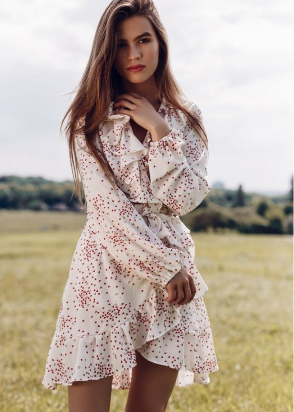 Платье с воланами и принтом красные сердечки на запах - белое Изображение Платье с воланами и принтом красные сердечки на запах - белое