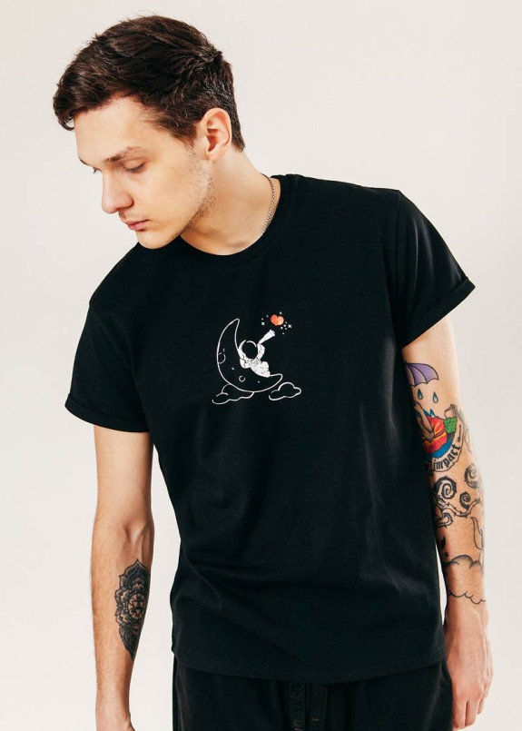 Футболка черная с принтом космонавта Street style Изображение Футболка черная с принтом космонавта Street style