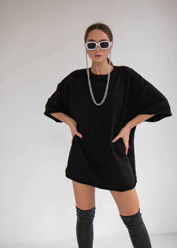 Футболка черная оверсайз с необработанным краем Изображение Футболка черная оверсайз с необработанным краем