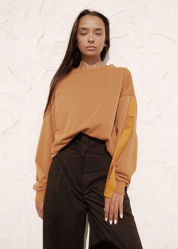 Женский свитшот в рыжем цвете Изображение Женский свитшот в рыжем цвете