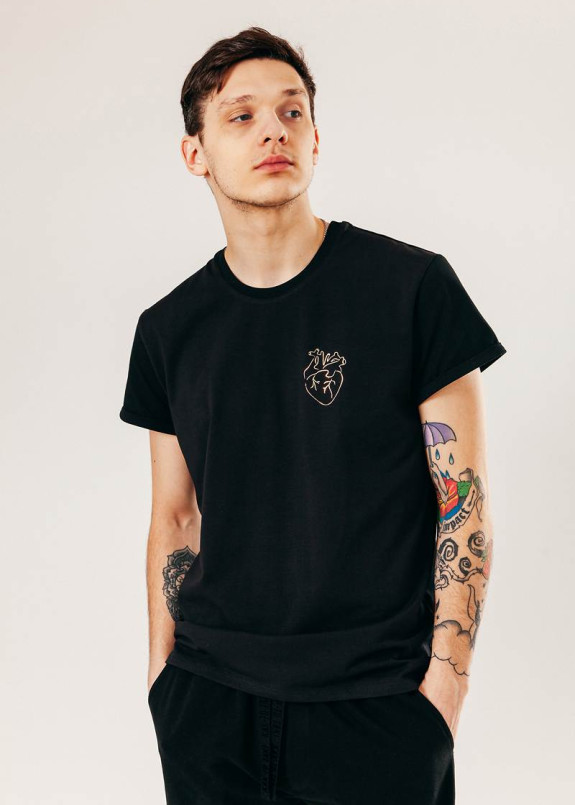 Футболка с принтом черного сердца Street style Изображение Футболка с принтом черного сердца Street style
