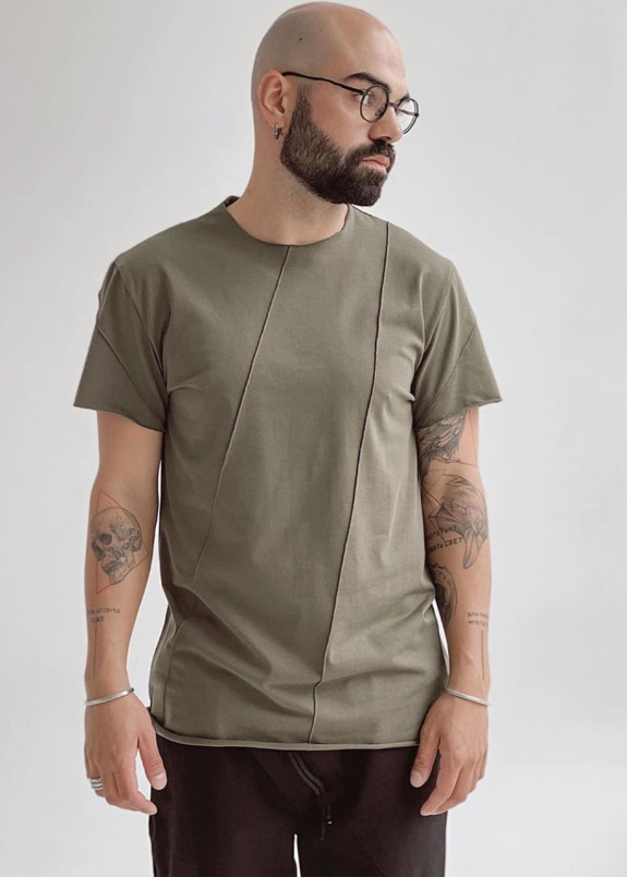 Базовая хаки футболка со строчками Изображение Базовая хаки футболка со строчками