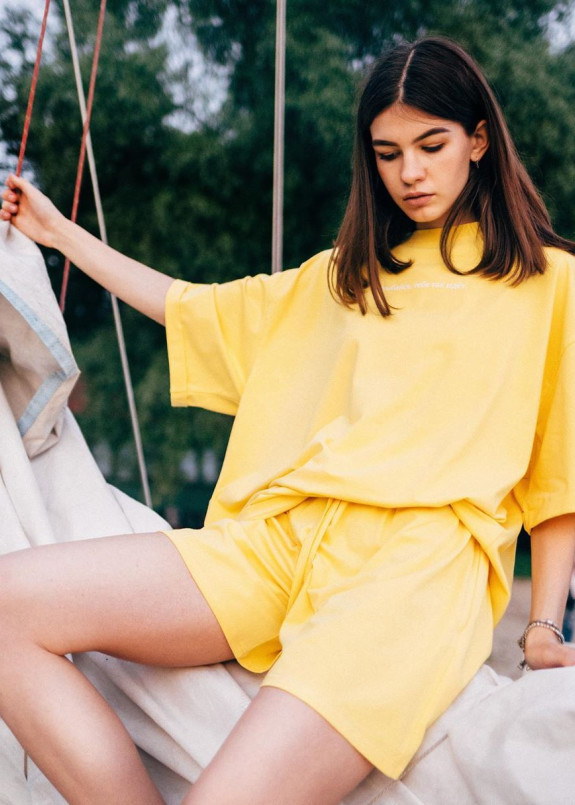 Костюм свободного кроя желтого цвета Изображение Костюм свободного кроя желтого цвета