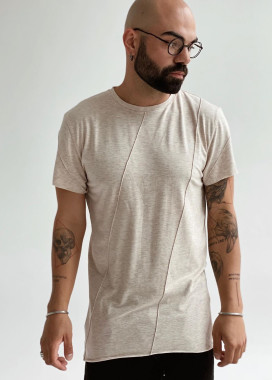 Базовая бежевая футболка со строчками Изображение Базовая бежевая футболка со строчками