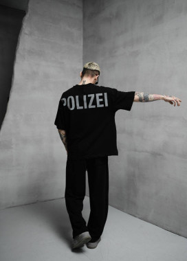 Футболка оверсайз базова з текстом на спині і грудях чорна MFStore Изображение Футболка оверсайз базова з текстом на спині і грудях чорна MFStore