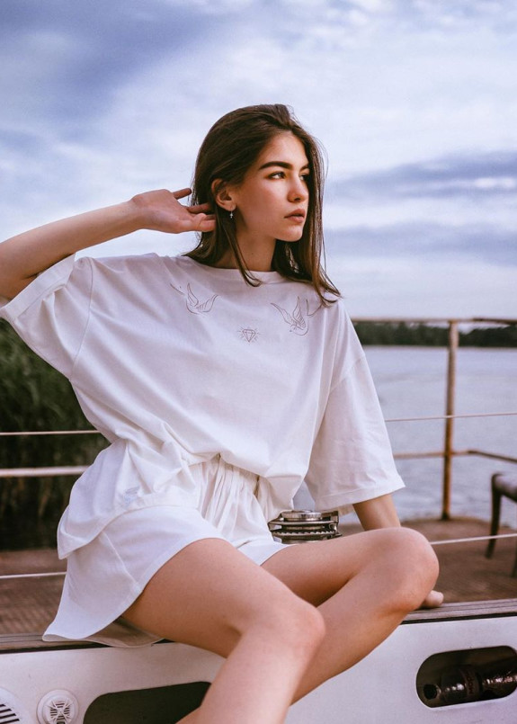 Костюм свободного кроя молочного цвета Изображение Костюм свободного кроя молочного цвета