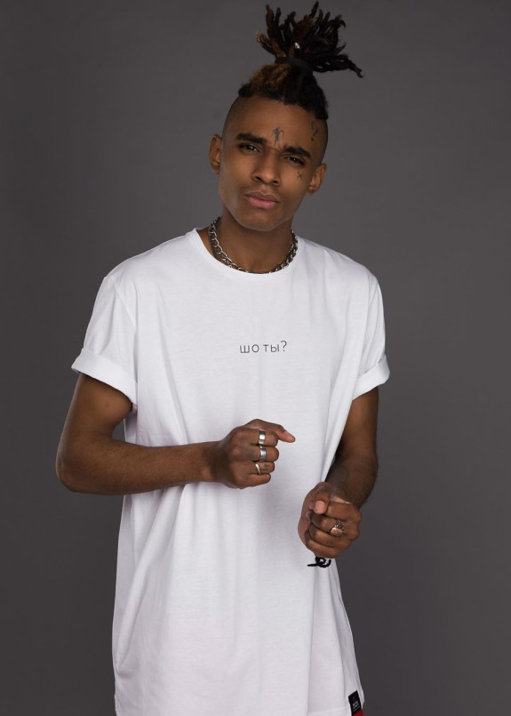 Футболка белая с принтом шо ты? Изображение Футболка белая с принтом шо ты?
