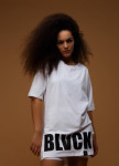 Футболка женская принт BLVCK внизу белая Изображение Футболка женская принт BLVCK внизу белая