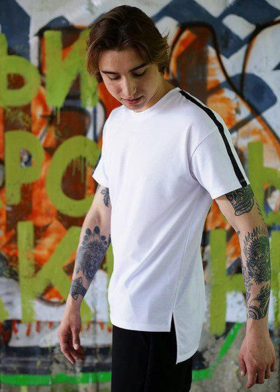 Футболка мужская белая удлиненная с лампасом Хитман Tur streetwear Изображение Футболка мужская белая удлиненная с лампасом Хитман Tur streetwear