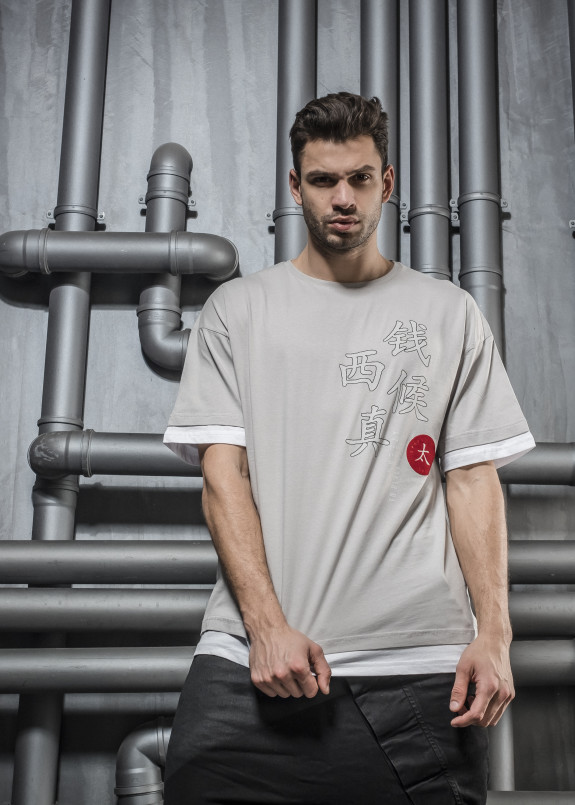 Футболка серая с иероглифами сбоку Mfstore Изображение Футболка серая с иероглифами сбоку Mfstore