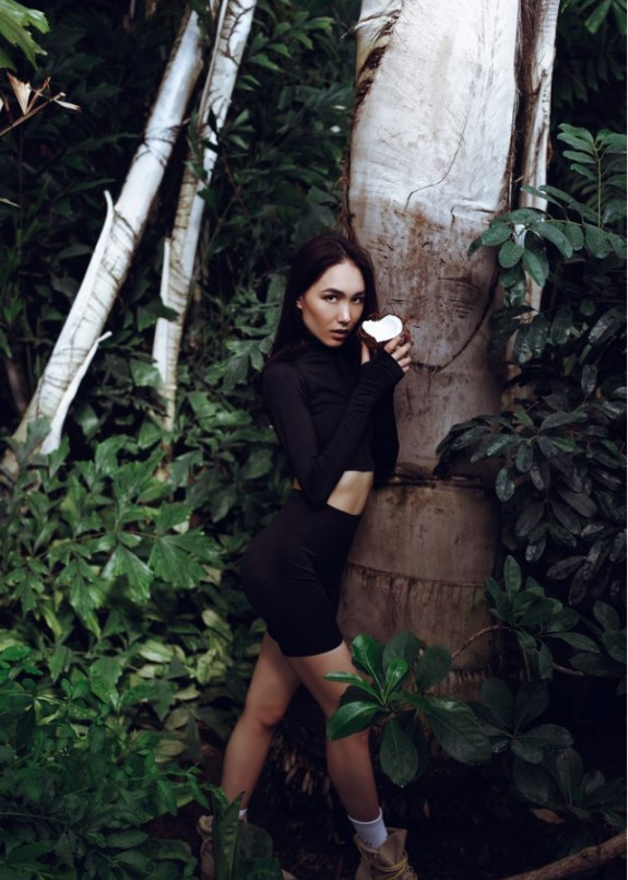 Топ со стойкой - черный She Black Limit Изображение Топ со стойкой - черный She Black Limit