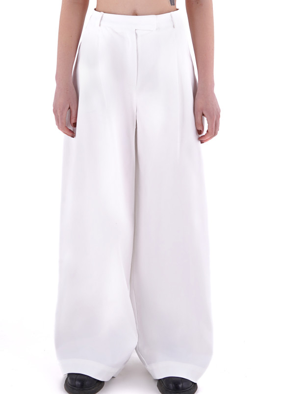Брюки белые свободного кроя Изображение Брюки белые свободного кроя