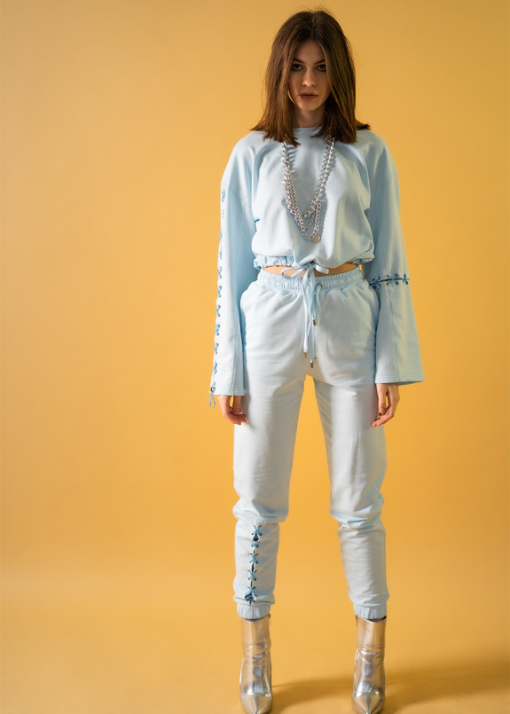 Женский костюм голубой с завязками Изображение Женский костюм голубой с завязками