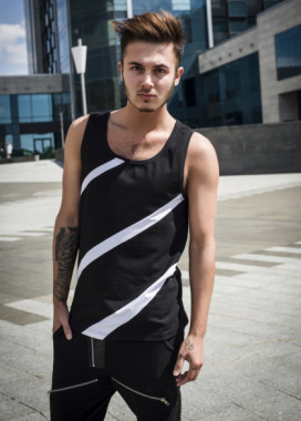 Майка с черно-белыми полосками Изображение Майка с черно-белыми полосками