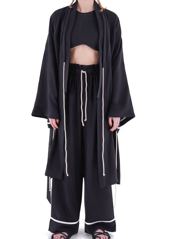 Костюм черный женский кимоно Изображение Костюм черный женский кимоно