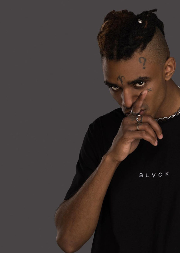 Футболка с принтом b l v c k Изображение Футболка с принтом b l v c k