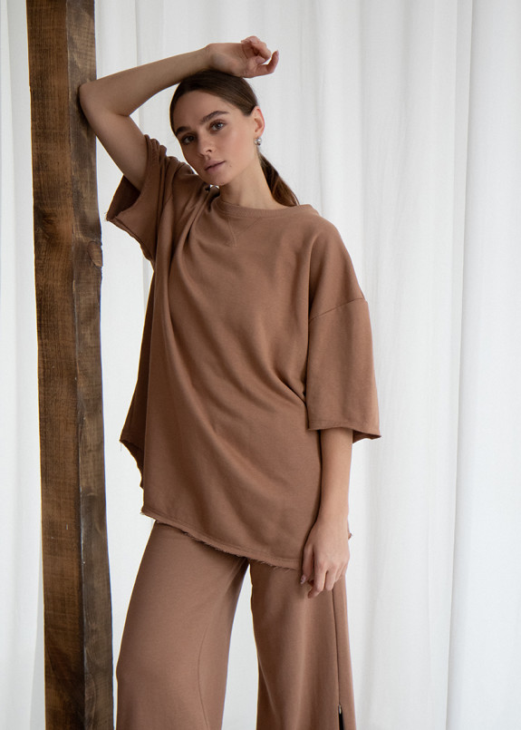 Футболка коричневая оверсайз с необработанным краем Изображение Футболка коричневая оверсайз с необработанным краем