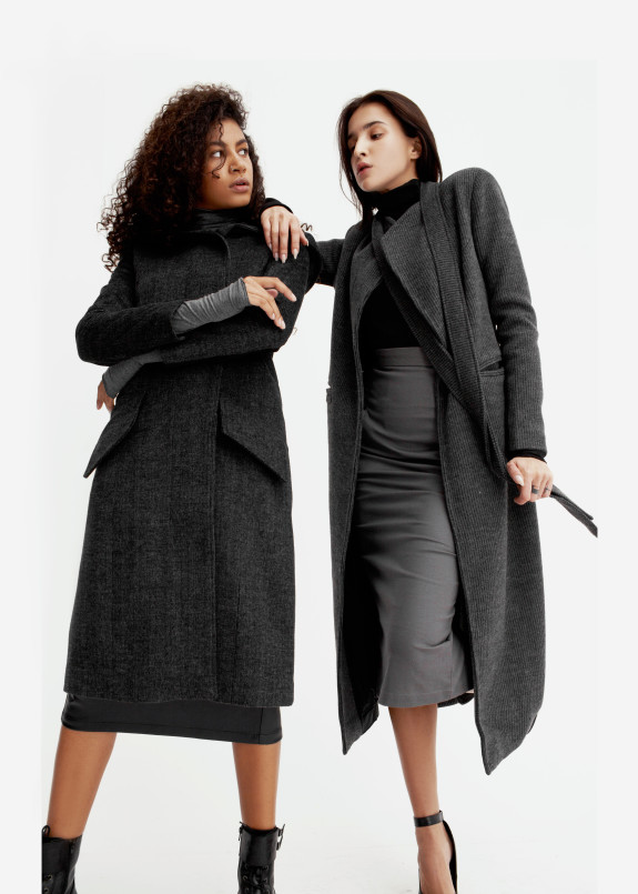 Темно-серое пальто с глубоким капюшоном Изображение Темно-серое пальто с глубоким капюшоном