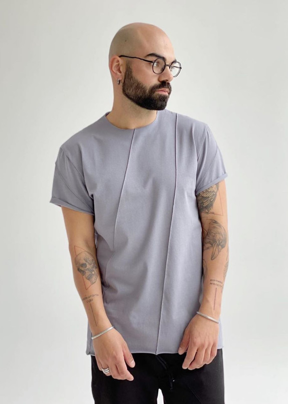 Базовая серая футболка со строчками Изображение Базовая серая футболка со строчками