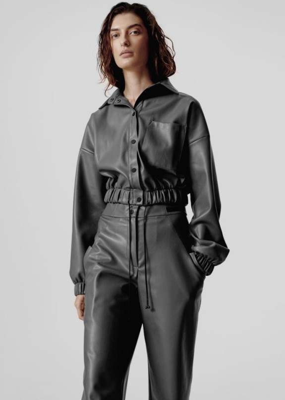 Женская серая рубашка с экокожи Изображение Женская серая рубашка с экокожи