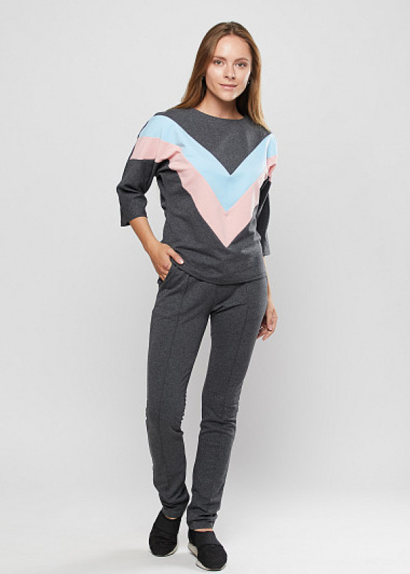 Трикотажный костюм с V-образной вставкой Изображение Трикотажный костюм с V-образной вставкой